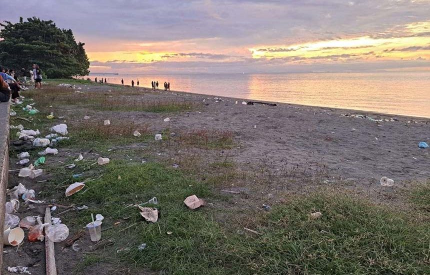 Sampah Merusak Indahnya Pantai Nabire