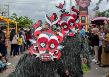 Menjaga Tradisi Suku Dayak Tomun