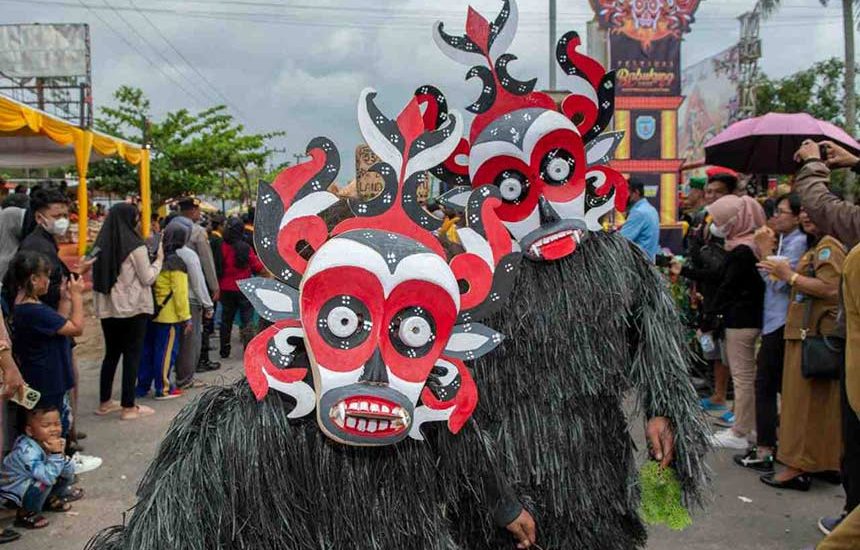 Menjaga Tradisi Suku Dayak Tomun