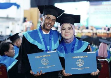 Pasutri Doktor Diwisuda Bersama