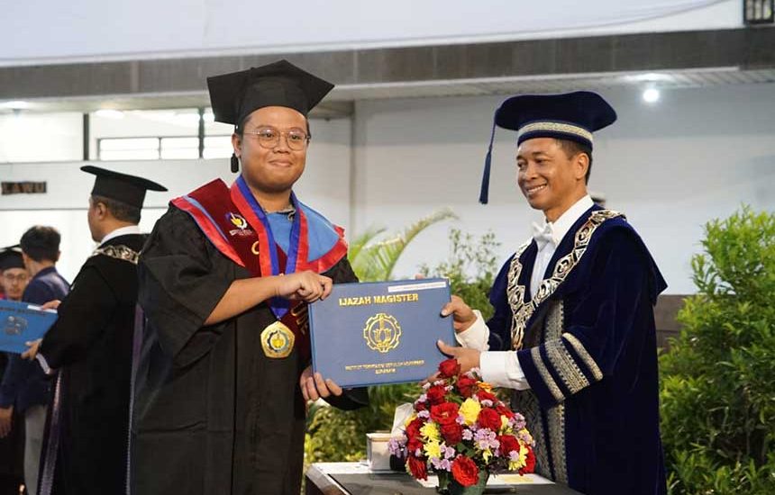 21 Tahun, Wisudawan ITS Raih Tiga Gelar