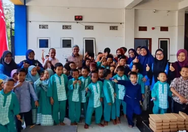 Rayakan Maulid Nabi, IKA Stikosa AWS Bagikan 320 Paket Makan Siang untuk Anak Yatim Piatu