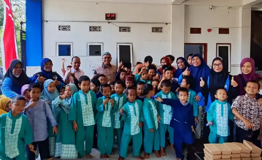 Rayakan Maulid Nabi, IKA Stikosa AWS Bagikan 320 Paket Makan Siang untuk Anak Yatim Piatu