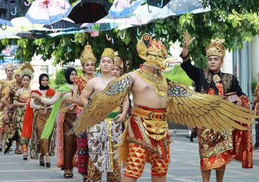 1000 Sivitas Lintas Generasi Meriahkan Unair Berkain