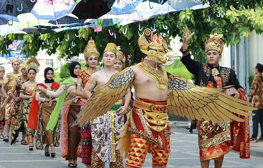 1000 Sivitas Lintas Generasi Meriahkan Unair Berkain