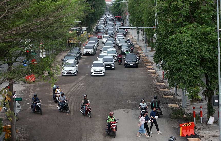 Penyiraman Intensif Kuragi Debu di Ruas Jalan