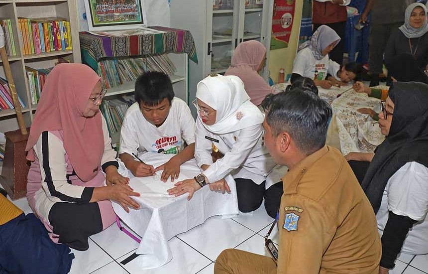 Semangati Penjahit dan Batik Anak Inklusi