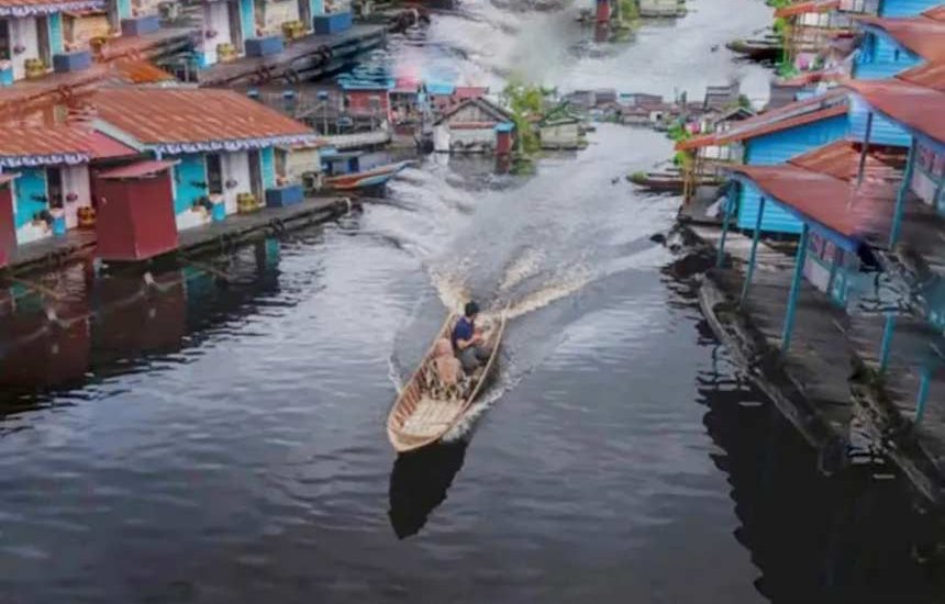 Eksotisme Desa Terapung Muara Enggelam