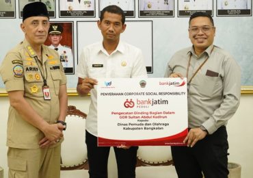 CSR Bank Jatim Pengecatan GOR di Bangkalan