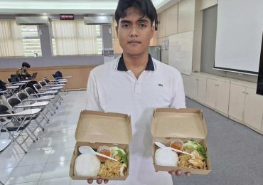 Mahasiswa ITS Bantu Ortu Jualan