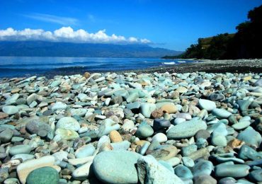 Eksotisme Pantai Batu Hijau Penggajawa